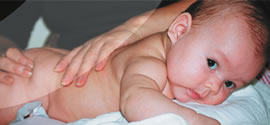 Baby bei der Babymassage