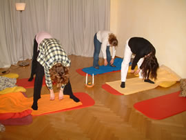 Yoga für Schwangere: Frauen bei einer Dehnübung